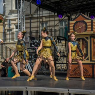 Występ zespołu tanecznego Trik na scenie znajdującej się na płycie gorlickiego Rynku