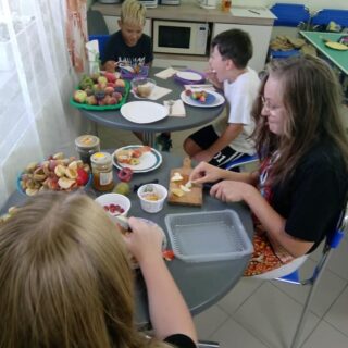 Uczestnicy zajęć podczas przygotowywania sałatki