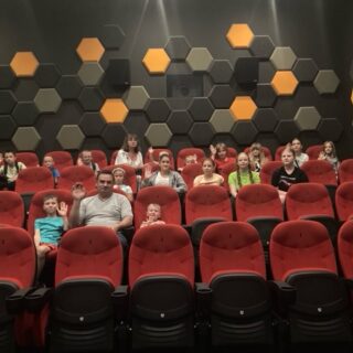 Uczestnicy zajęć świetlicowych z opiekunami w kinie