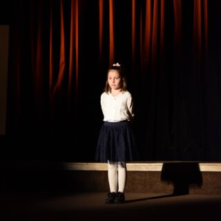 Na scenie uczestniczka konkursu recytatorskiego podczas prezentacji