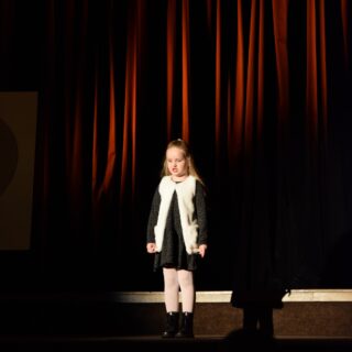 Na scenie uczestniczka konkursu podczas prezentacji wiersza