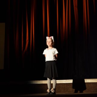 Na scenie uczestniczka konkursu podczas prezentacji wiersza