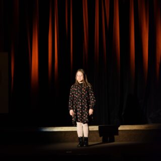 Na scenie uczestniczka recytująca wiersz podczas konkursu