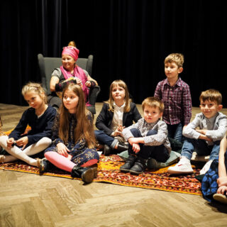 Dziecięca grupa teatralna "Byś może" podczas próby na scenie Gorlickiego Centrum Kultury.