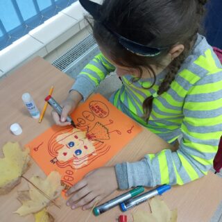 dziewczynka malująca flamastrami rysunek