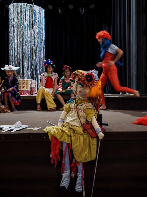 Dziecięca grupa teatralna "Być może" podczas próby na scenie Gorlickiego Centrum Kultury.