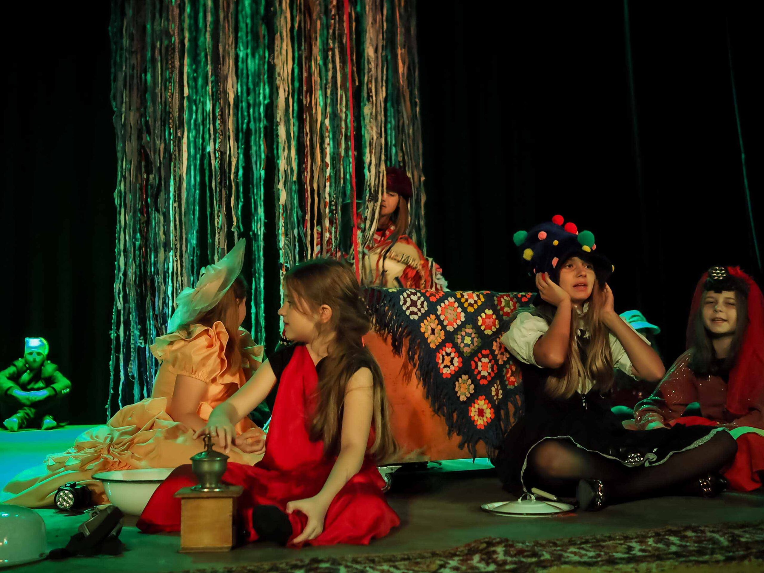 Dziecięca grupa teatralna "Być może" podczas próby na scenie Gorlickiego Centrum Kultury.