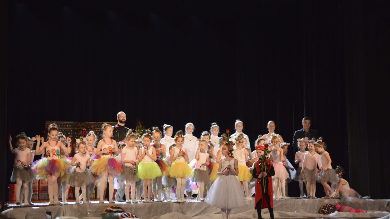 Grupy baletowe oraz grupa Ergo na scenie Gorlickiego Centrum Kultury po występie.