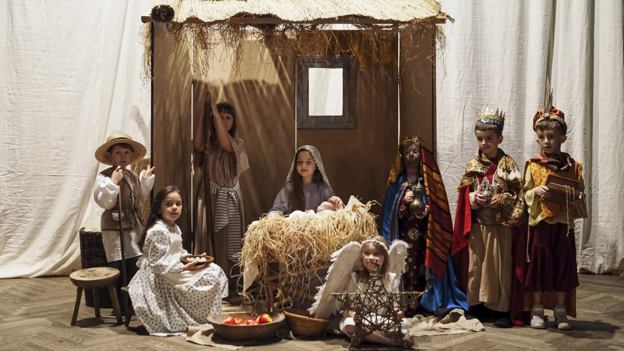 Dziecięca grupa teatralna na scenie Gorlickiego Centrum Kultury podczas próby do nagrania "Radość Bożego Narodzenia".