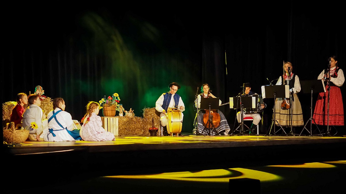Na scenie dziecięcy zespół folklorystyczny "Mali Pogórzanie" z kapelą ludową podczas występu