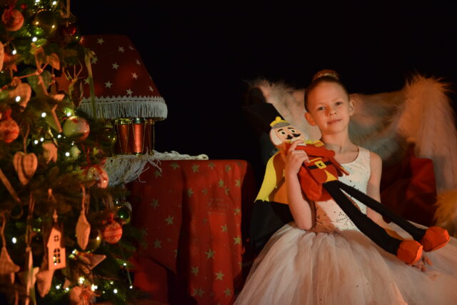 Solistka na scenie Gorlickiego Centrum Kultury podczas występu "Dziadek do orzechów".