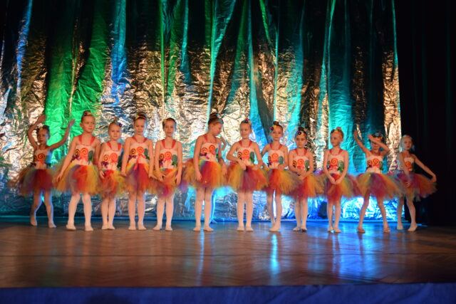 Grupa baletowa na scenie Gorlickiego Centrum Kultury.