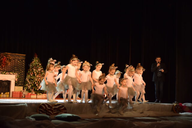 Grupa baletowa na scenie Gorlickiego Centrum Kultury.