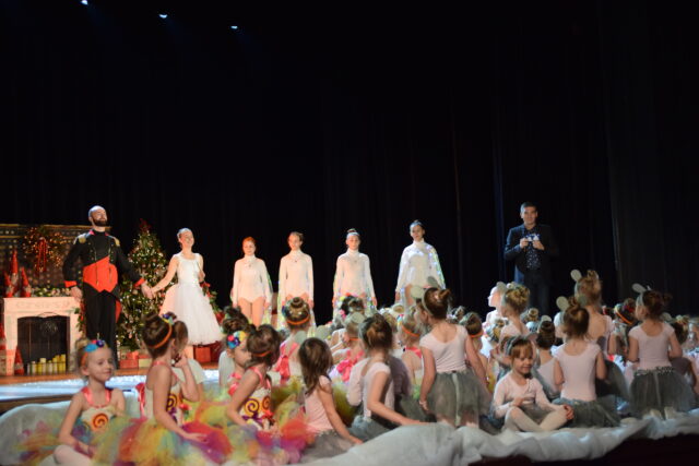 Grupy baletowe oraz grupa Ergo na scenie Gorlickiego Centrum Kultury po występie.