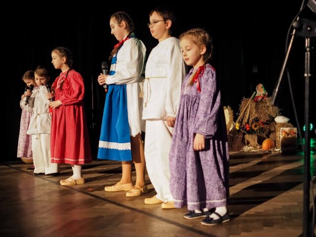 Dziecięcy zespół taneczny "Mali Pogórzanie" podczas występu na scenie GCK