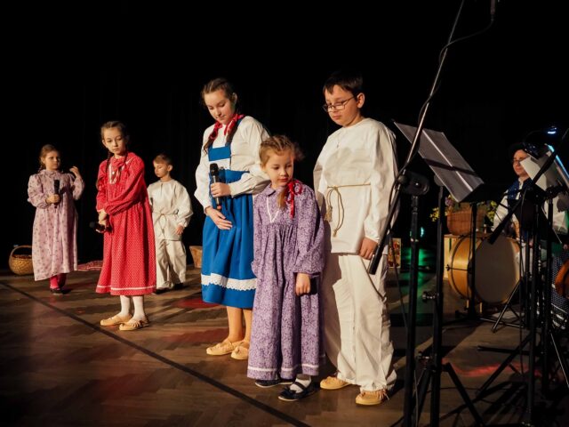 Dziecięcy zespół taneczny "Mali Pogórzanie" podczas występu na scenie GCK