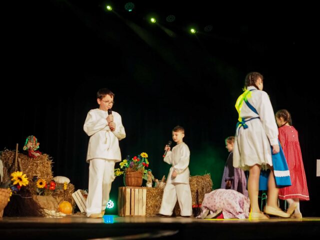 Dziecięcy zespół taneczny "Mali Pogórzanie" podczas występu na scenie