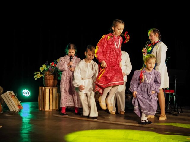 Dziecięcy zespół taneczny "Mali Pogórzanie" podczas występu na scenie
