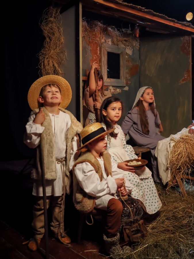 Dziecięca grupa teatralna podczas nagrania do TV "Radość Bożego Narodzenia".