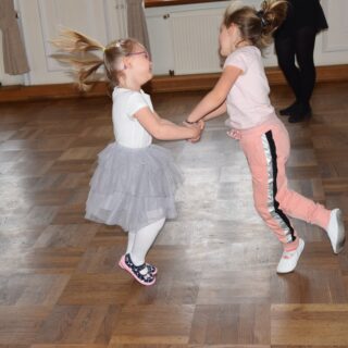 Dzieci podczas zajęć tanecznych w ramach Akcji Zima 2022