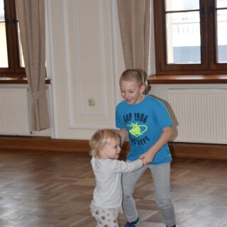 Dzieci podczas zajęć tanecznych w ramach Akcji Zima 2022