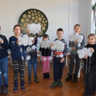 Dzieci podczas zajęć plastycznych w ramach Akcji Zima 2022