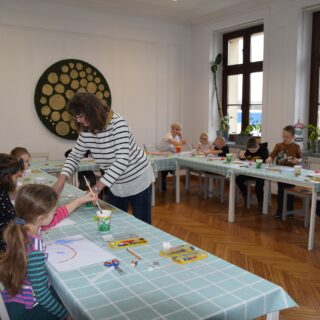Dzieci podczas zajęć plastycznych w ramach Akcji Zima 2022