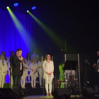 Teleo Gospel na scenie Gorlickiego Centrum Kultury wraz z dyrektorem.