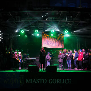 Artyści na scenie podczas koncertu solidarności z Ukrainą.