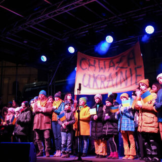Artyści na scenie podczas koncertu solidarności z Ukrainą.
