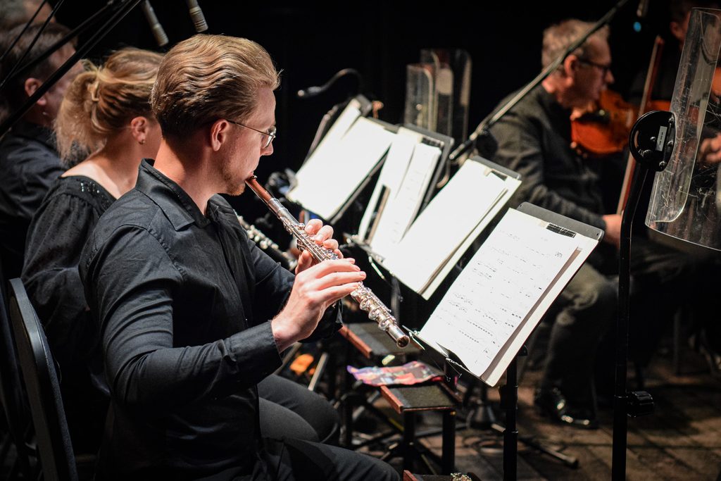 Zdjęcie przedstawiające orkiestrę Filharmonii Krakowskiej.