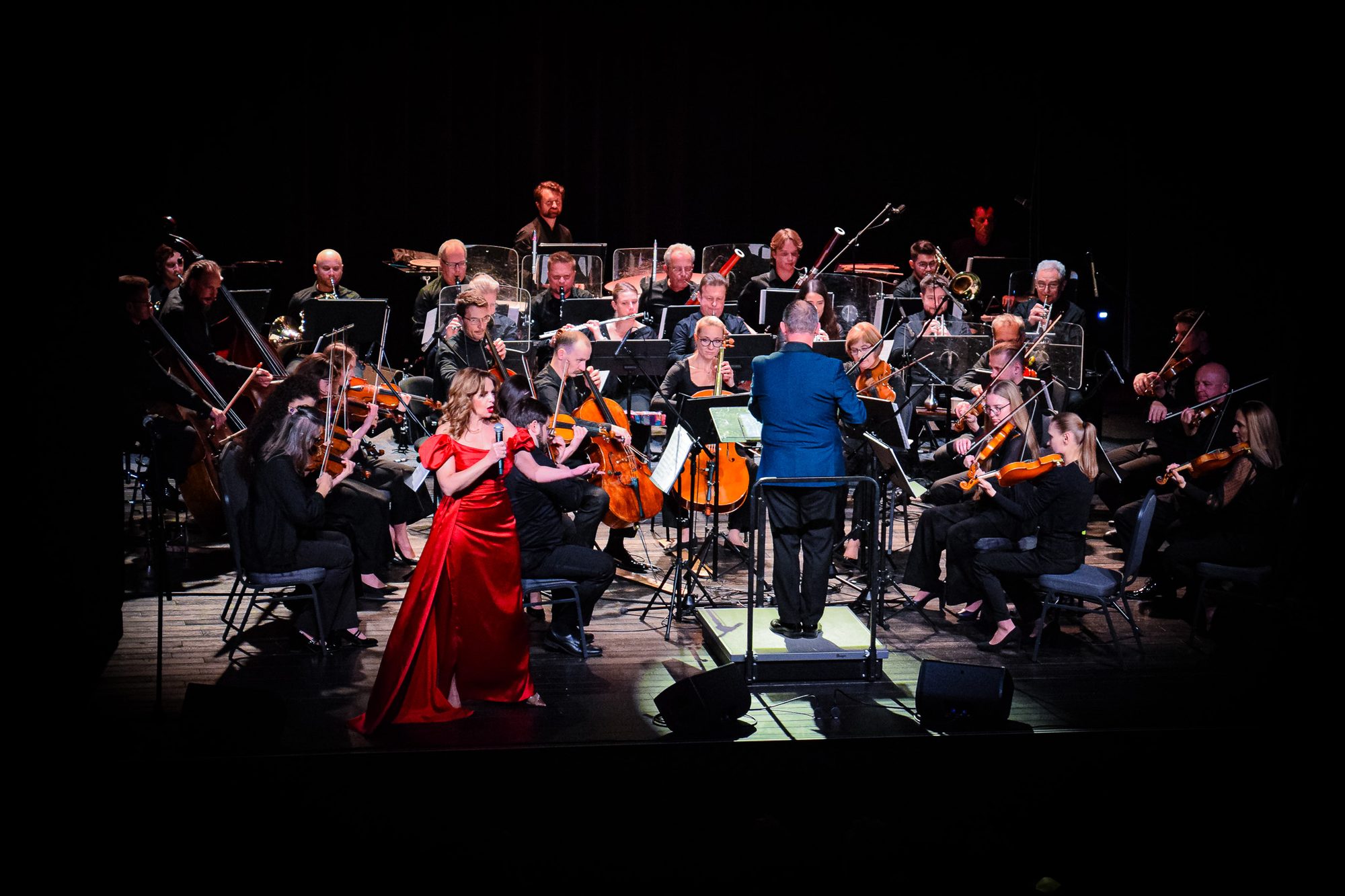 Zdjęcie przedstawiające orkiestrę Filharmonii Krakowskiej wraz z solistką.