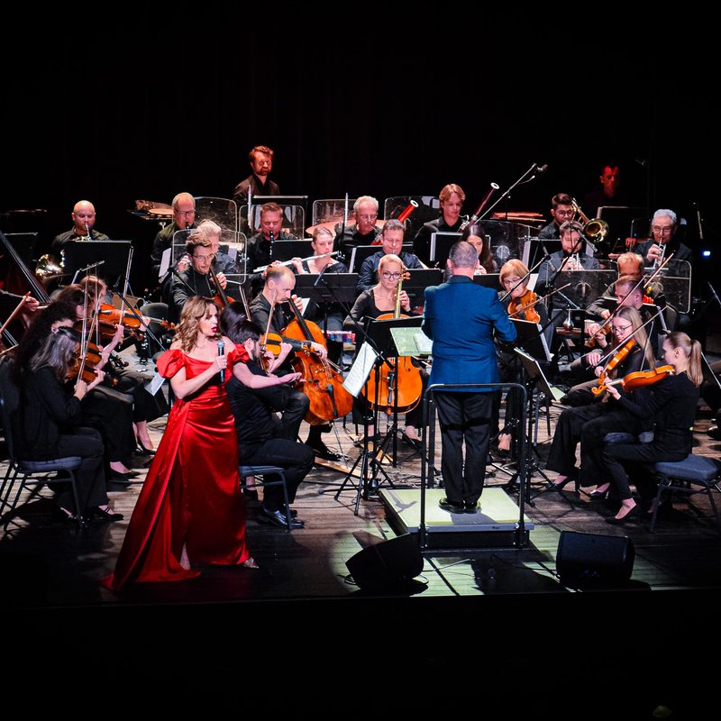 Zdjęcie przedstawiające orkiestrę Filharmonii Krakowskiej wraz z solistką.