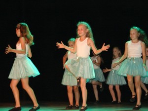 Zespół taneczny Trik podczas występu na scenie Gorlickiego Centrum Kultury