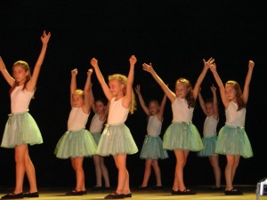 Zespół taneczny Trik podczas występu na scenie Gorlickiego Centrum Kultury