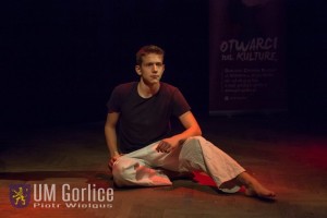 Występ Teatru Eksperymentalnego GCK ERGO podczas XXXIV Jesiennego Gorlickiego Konkursu Recytatorskiego